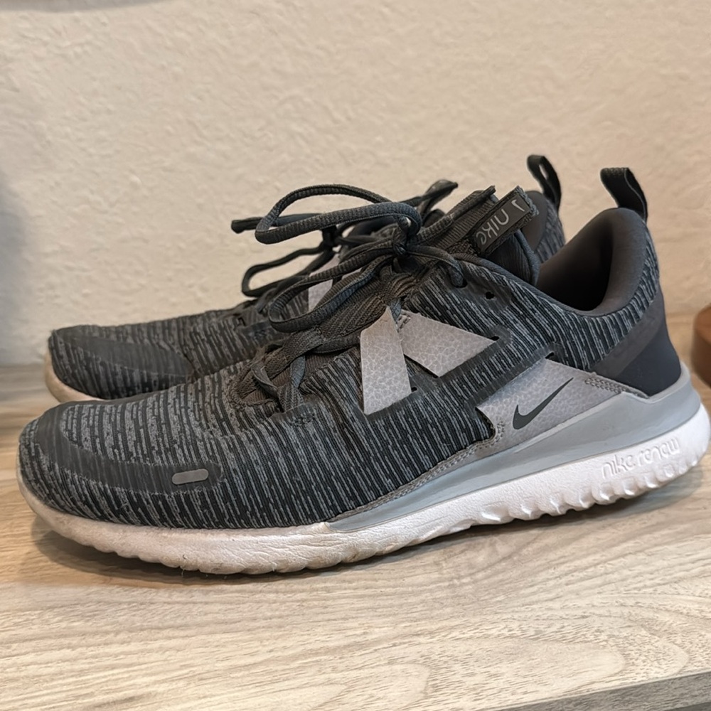 Men’s Nike Renew Sneakers in Size 9 Training Gym Running
